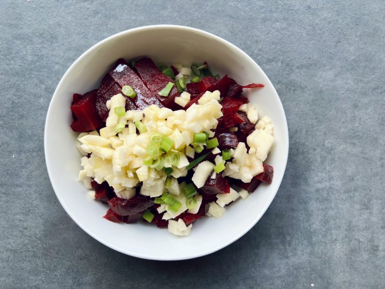 Rote Bete, Apfel und Lauchzwiebel klein schneiden Rote Bete, Apfel und Lauchzwiebel klein schneiden