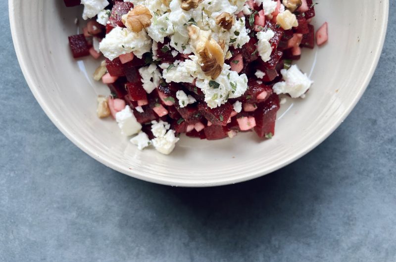 Rote Bete Apfel Salat mit Feta und Walnüssen