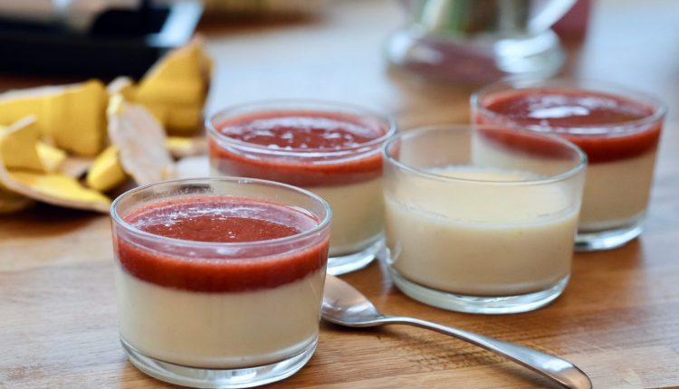 Tonkabohnen Panna Cotta mit frischer Erdbeersoße - 7