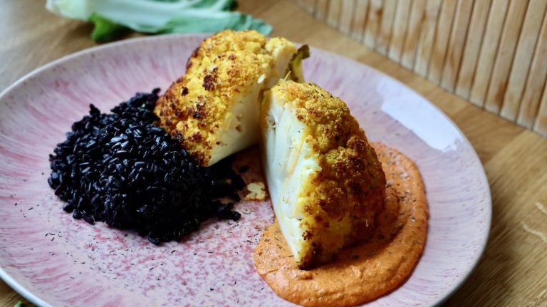 Gebackener Blumenkohl mit Paprika-Kokospü und schwarzem Reis - 17