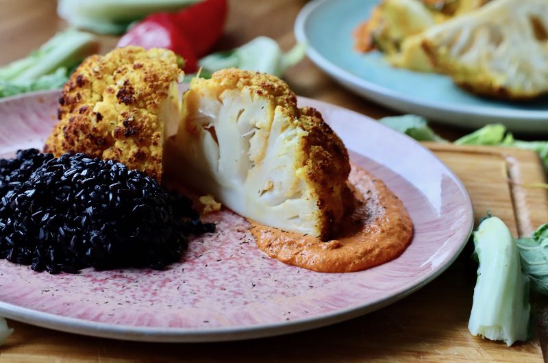 Gebackener Blumenkohl mit Paprika-Kokospü und schwarzem Reis