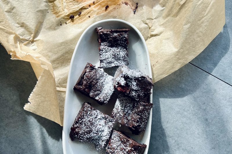Glutenfreie Avocado-Brownies mit Himbeeren