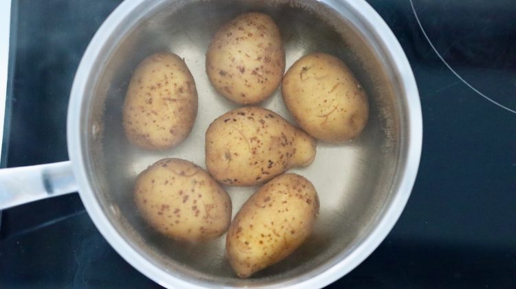 Gebackene smashed Potatoes mit Kräuterdip - 1 Gebackene smashed Potatoes mit Kräuterdip - 1