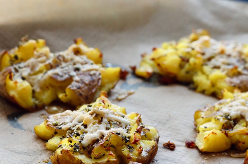 Gebackene smashed Potatoes mit Kräuterdip