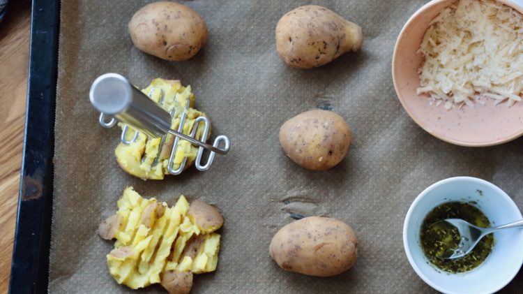 Gebackene smashed Potatoes mit Kräuterdip - 3 Gebackene smashed Potatoes mit Kräuterdip - 3