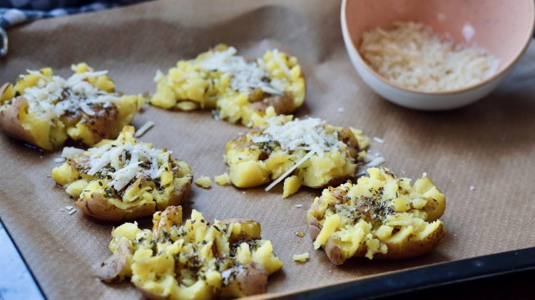 Gebackene smashed Potatoes mit Kräuterdip - 7 Gebackene smashed Potatoes mit Kräuterdip - 7