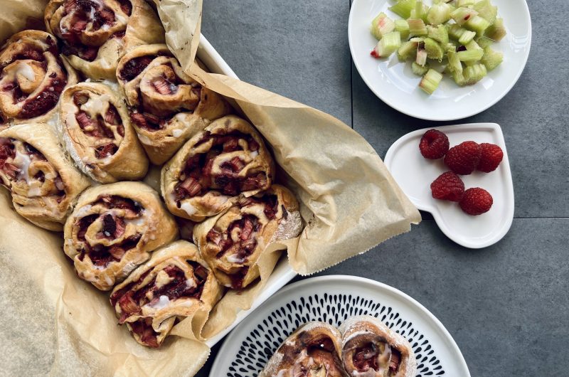 Bittersüße Rhabarber-Himbeer-Schnecken