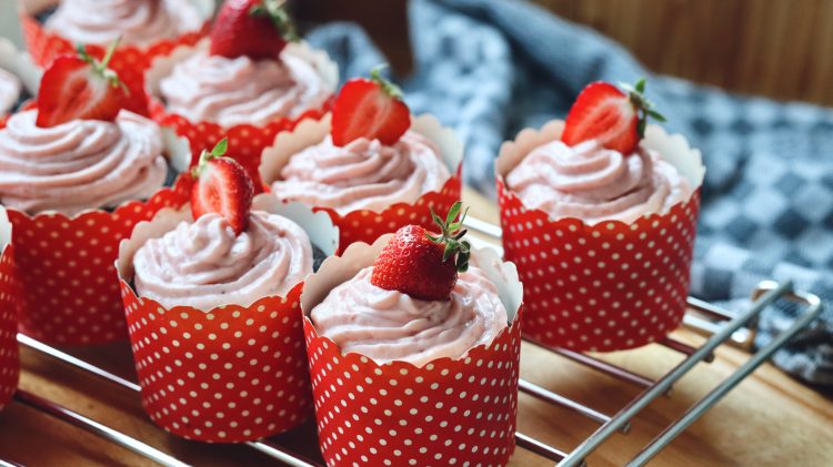 Schoko Cupcakes mit Erdbeer-Cheesecake Kern - 30