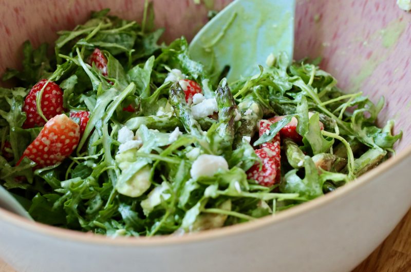 Grüner Spargel-Erdbeer Salat mit Feta und Rucola-Senf Dressing