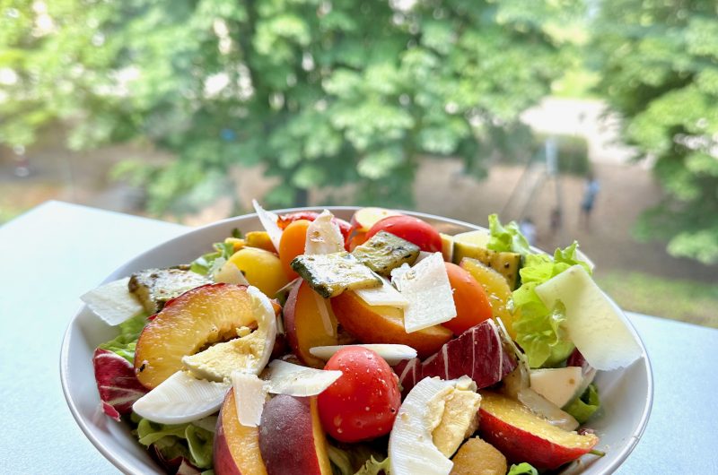 Sommerlicher Blattsalat mit Pfirsich und gebratenen Gemüse