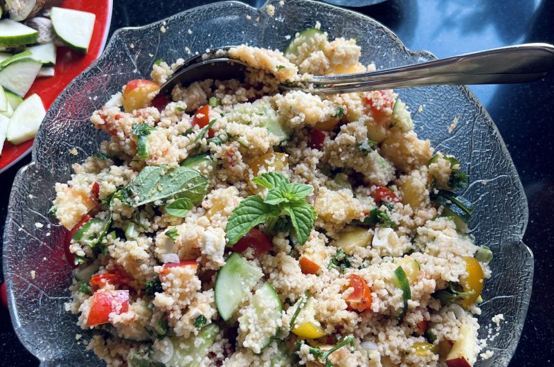 Schneller Couscous-Salat mit Nektarinen und Feta