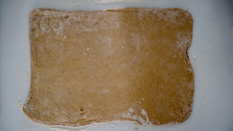 Sommerlicher Pistazien-Hefezopf mit Lemon Curd - 1 Sommerlicher Pistazien-Hefezopf mit Lemon Curd - 1