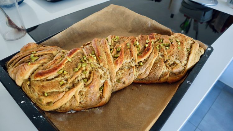 Sommerlicher Pistazien-Hefezopf mit Lemon Curd - 10