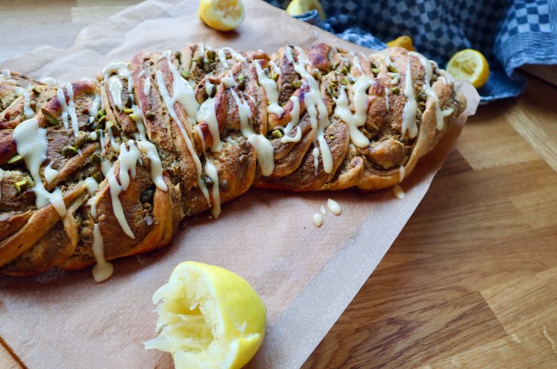 Sommerlicher Pistazien-Hefezopf mit Lemon Curd