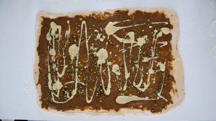 Sommerlicher Pistazien-Hefezopf mit Lemon Curd - 4 Sommerlicher Pistazien-Hefezopf mit Lemon Curd - 4