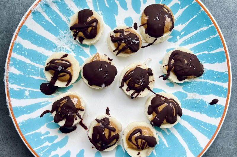 Gesunder Banane-Nussmus-Snack mit Schoki