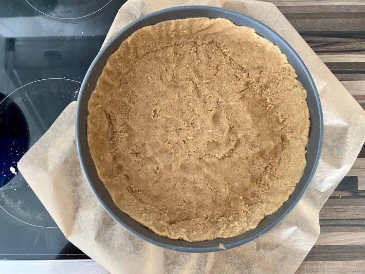 Teig in die Form drücken