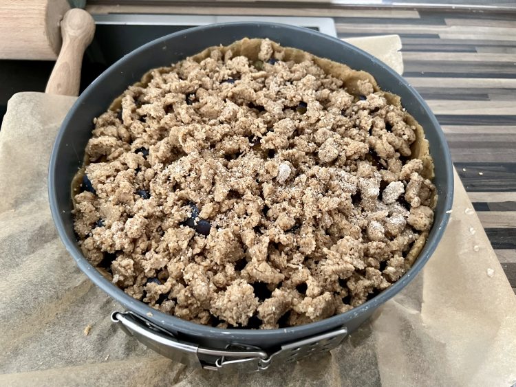 Streusel kneten und verteilen