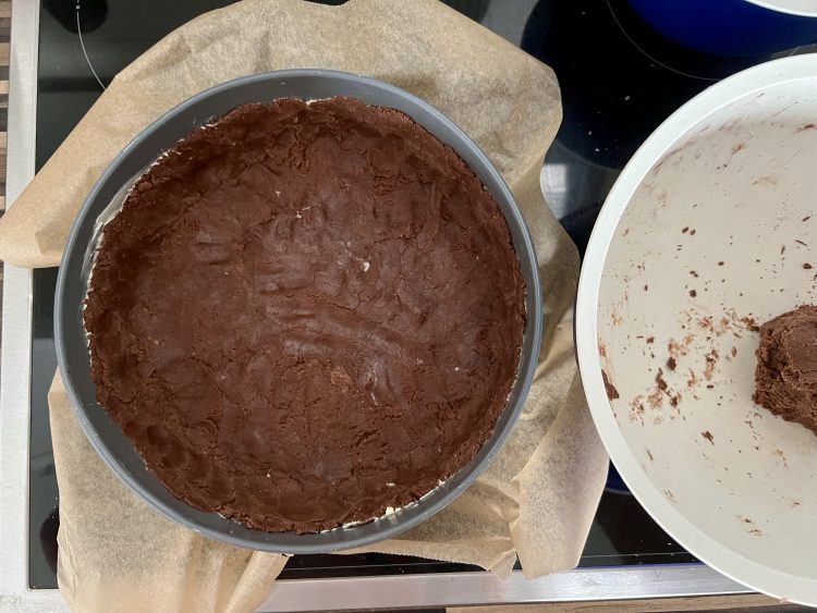 Teig in die Form drücken Teig in die Form drücken