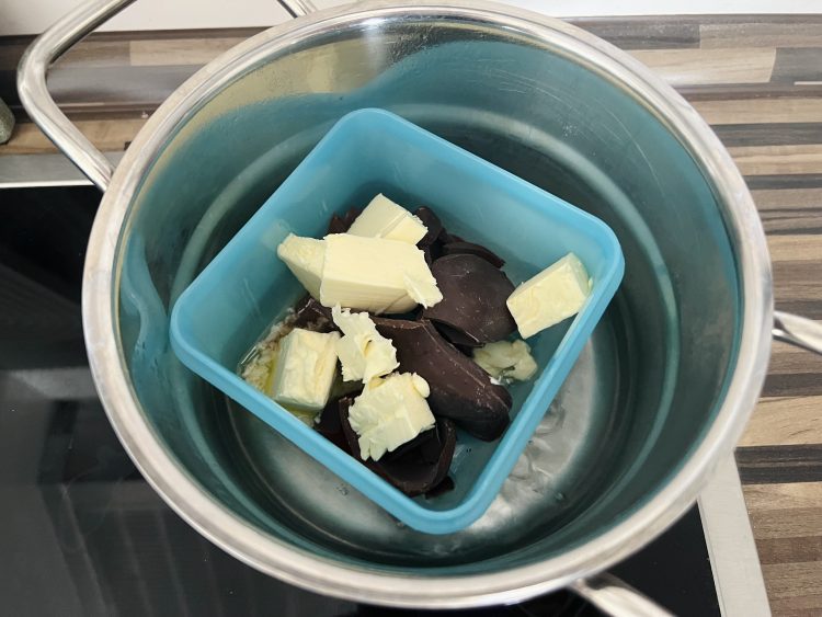 Butter und Schokolade schmelzen Butter und Schokolade schmelzen