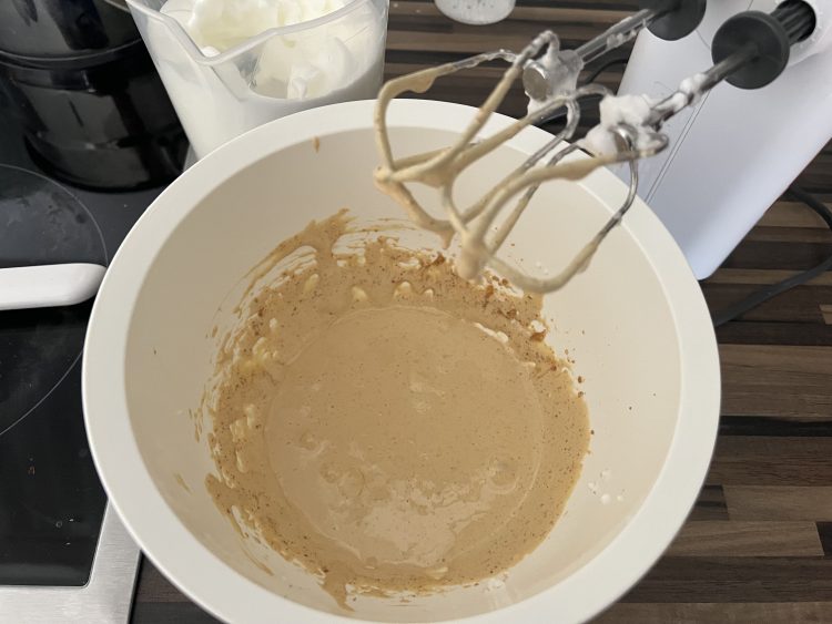 Eigelbe und Zucker mischen