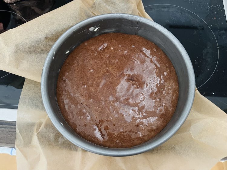 Teig in eine runde Backform füllen Teig in eine runde Backform füllen