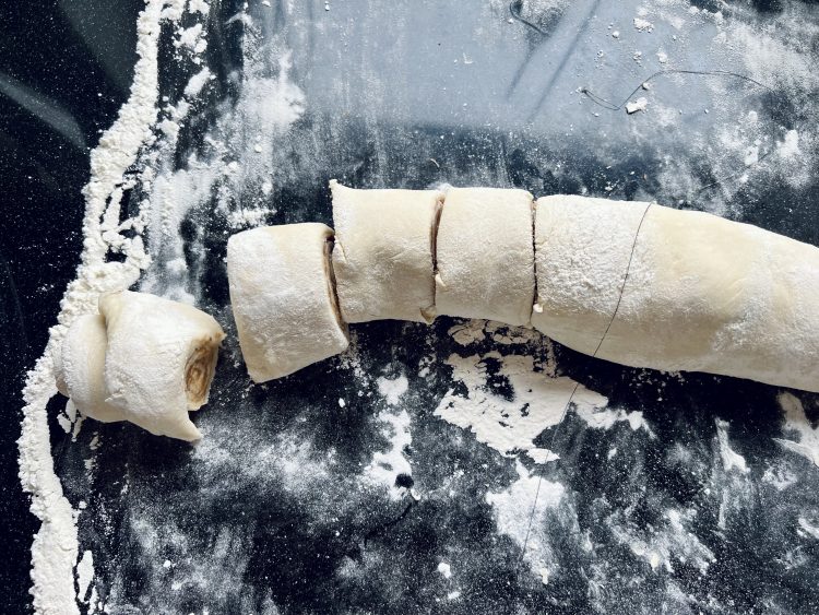 Teigrolle mit dem Bindfaden schneiden Teigrolle mit dem Bindfaden schneiden