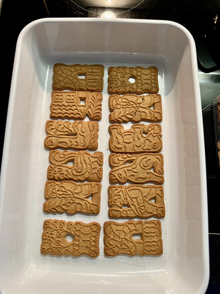 Form mit Spekulatius auslegen Form mit Spekulatius auslegen