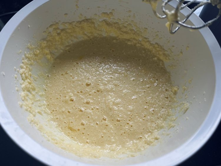 Zucker, Butte und Eier verrühren Zucker, Butte und Eier verrühren