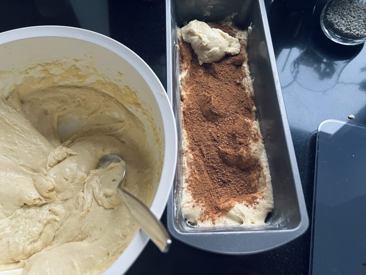 Teig mit Zimt-Zucker-Mischung mischen Teig mit Zimt-Zucker-Mischung mischen